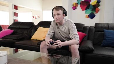 Nadržaná MILFka Sweet Vickie sa dostane domov a ošuká kamaráta svojho syna