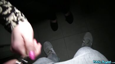 Public Agent - 18 letá plodná ženská dostane její první creampie