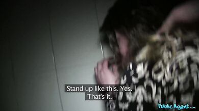 Public Agent - 18 letá plodná ženská dostane její první creampie