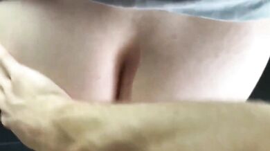 Bawiąc się z mamą i jej dużym tyłkiem w kuchni