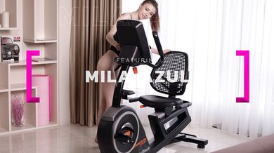 Mila Azul masturbuje się na rowerze stacjonarnym