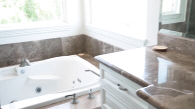 August Skye pokazuje nie tylko swoje śliczne nogi