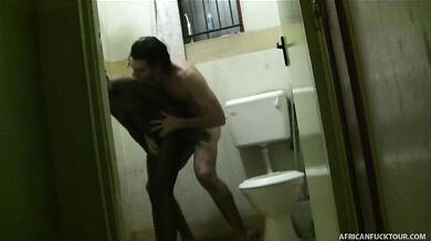 Sexo interracial pervertido en el baño