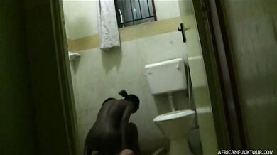 Sexo interracial pervertido en el baño