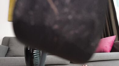 Kriss Kiss v sexy černém latexovém overalu