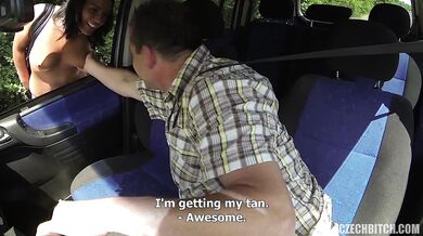 Čiernovlasá suka ošukaná v aute