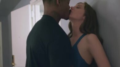 Rosyjska piękność Elena Koshka cieszy się randką z dużym czarnoskórym mężczyzną