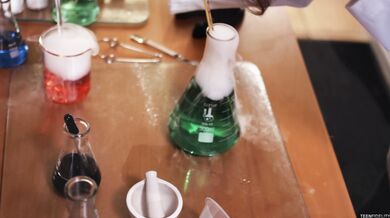 Niegrzeczna kujonka Abbey Rain próbuje penisa profesora