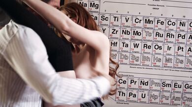 Niegrzeczna kujonka Abbey Rain próbuje penisa profesora