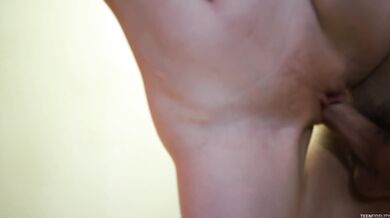 Niegrzeczna kujonka Abbey Rain próbuje penisa profesora