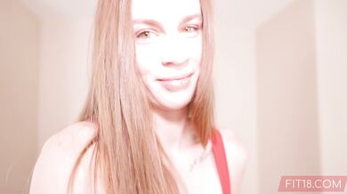 Lilly Jade, una joven de 18 años, se folla a una mamá que practica yoga