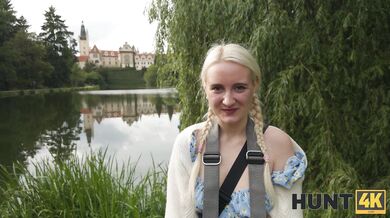 Blondínka podvádza svojho priateľa za peniaze