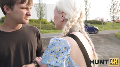 Blondínka podvádza svojho priateľa za peniaze