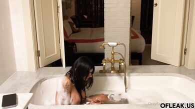 Mia Khalifa y el softcore en el baño