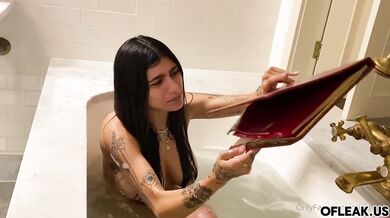 Mia Khalifa y el softcore en el baño