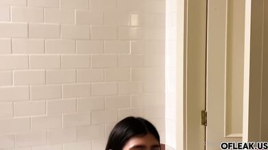 Mia Khalifa y el softcore en el baño