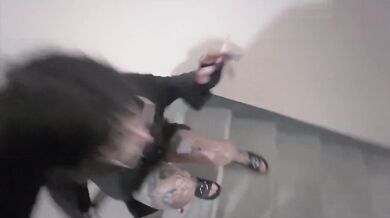 Šukání gotické dívky na veřejnosti