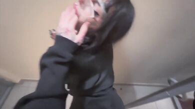 Šukání gotické dívky na veřejnosti