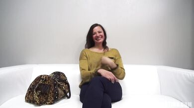 MILF amateur cachonda estira su coño en un casting