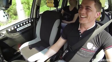 Kierowca taksówki rucha młodą blondynkę