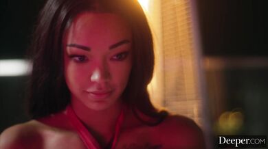 Deeper - Stydlivá Alina a její nejlepší kamarádka Harley si užijí intenzivní trojku