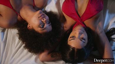 Deeper - Stydlivá Alina a její nejlepší kamarádka Harley si užijí intenzivní trojku