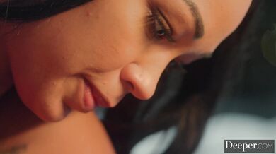 Deeper - Stydlivá Alina a její nejlepší kamarádka Harley si užijí intenzivní trojku