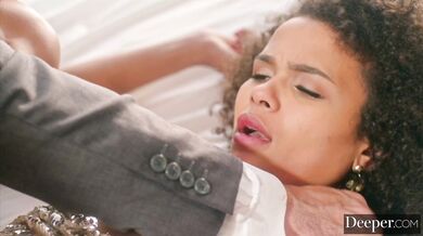 Deeper - Stydlivá Alina a její nejlepší kamarádka Harley si užijí intenzivní trojku