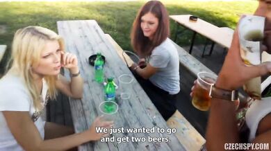 Sexo grupal checo junto al lago