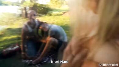 Sexo grupal checo junto al lago