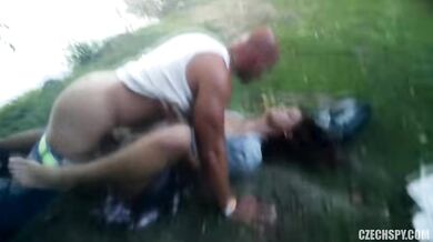 Sexo grupal checo junto al lago