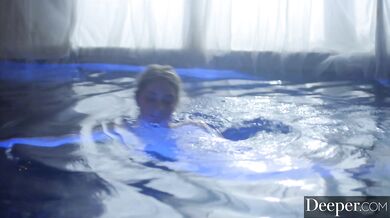 Deeper - Nádherná zlatokopka je zvedená otcom svojho priateľa