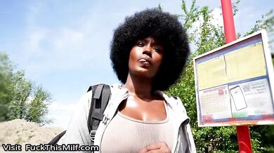 Un polvo rápido en las calles checas con una linda chica negra tetona