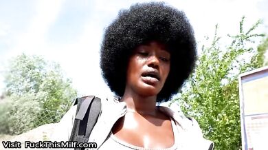 Un polvo rápido en las calles checas con una linda chica negra tetona