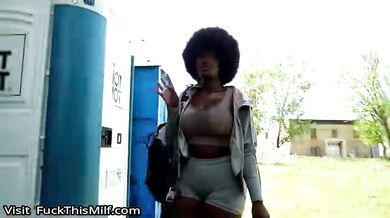 Un polvo rápido en las calles checas con una linda chica negra tetona