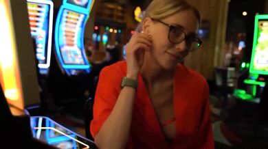 Sexi kráska si zašuká v kasíne