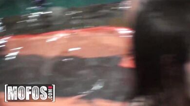 MOFOS - Podczas Dnia Niepodległości Tegan Summers i jej przyjaciółki rozebrały się i oddały niegrzecznym zabawom, a fajerwerki latały