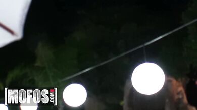 MOFOS - Podczas Dnia Niepodległości Tegan Summers i jej przyjaciółki rozebrały się i oddały niegrzecznym zabawom, a fajerwerki latały