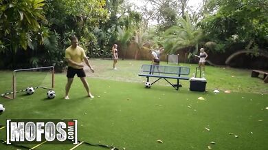 MOFOS - Nadržená blondýnka Mimi Monet se rozhodne, že ježdění na péru je lepší cvičení než fotbalový trénink