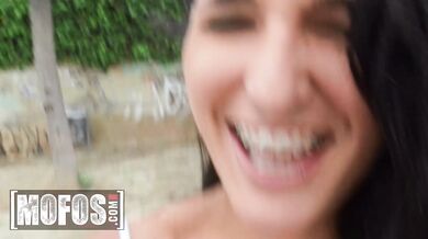 MOFOS - Claudia Bavel prueba el sexo en público mientras deja que una enorme polla chorree en su ansiosa boca