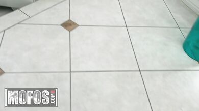 MOFOS - Harmony River i jej cipka są zadowolone po masażu łechtaczki i ciepłym orgazmie