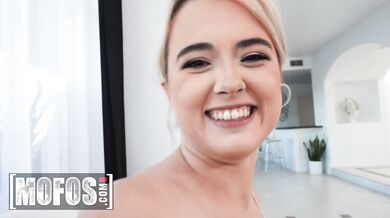 MOFOS - Nicole Nichols chupa la polla como si fuera una piruleta y luego abre las piernas para una follada dura