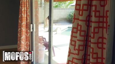 MOFOS - Kaitlyn Katsaros uwodzi swoją nową sąsiadkę swoim idealnym ciałem i ciasną cipką