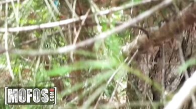 MOFOS - La MILF caliente Ashlee Chambers folla pollas en el bosque como si nadie la estuviera mirando