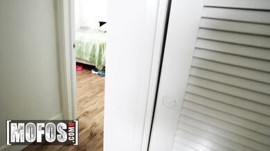 MOFOS - Kenzie Reeves a její nevlastní matka Vanessa Cage se střídají v olizování oholených kundiček