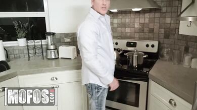 MOFOS - Tyler huele las bragas de su madrastra Mandy Flores y luego es recompensado con una mamada