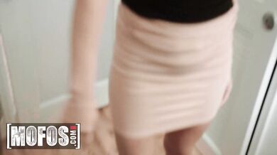 MOFOS - Tyler huele las bragas de su madrastra Mandy Flores y luego es recompensado con una mamada