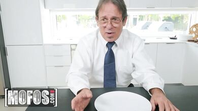 MOFOS - Aspen Romanoff chwyta kutasa swojego pasierba Tylera i na nim jeździ