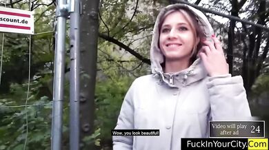 Dívka na podpatcích dostane anální sex na pejska během castingu