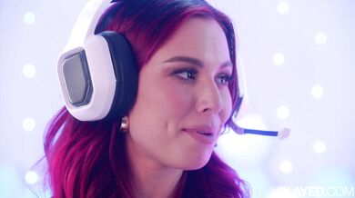 Graczka Aidra Fox otwiera swoją cipkę dla Avery Cristy